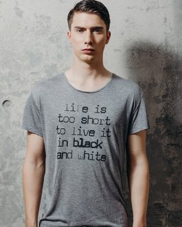 T-shirt cinzenta “Life is too short”