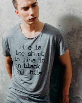 T-shirt cinzenta “Life is too short”